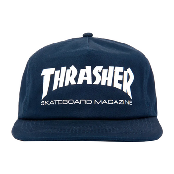 Gorra Thrasher azul oscuro con logo Skateboard Magazine en blanco