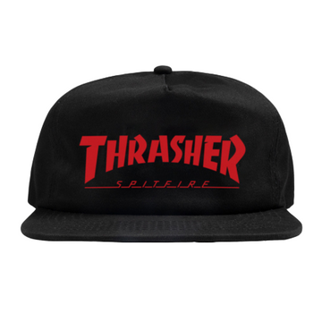 Gorra Thrasher x Spitfire Black con bordado colaborativo en rojo, blanco y negro sobre base negra.