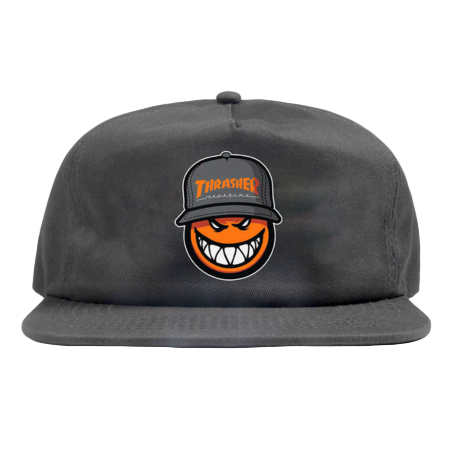Gorra Thrasher x Spitfire SF Loc Charcoal con bordado colaborativo rojo, blanco y negro sobre base gris carbón.