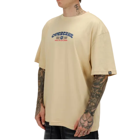 Polo oversize Overtake Chrospher vista posterior con estampado gráfico