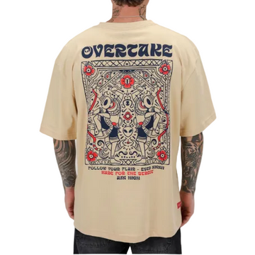 Polo oversize Overtake Chrospher vista posterior con estampado gráfico