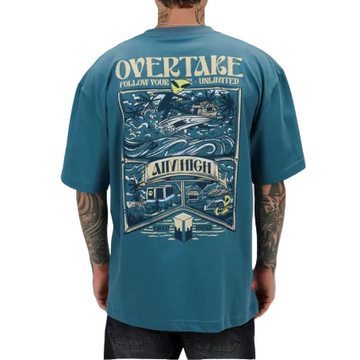 Polo oversize Overtake Only Wave vista posterior con estampado gráfico