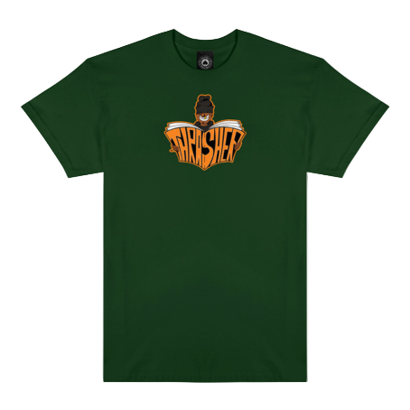 Polo Thrasher Goon Forest Green con gráfico ilustrado amarillo y negro sobre fondo verde bosque.