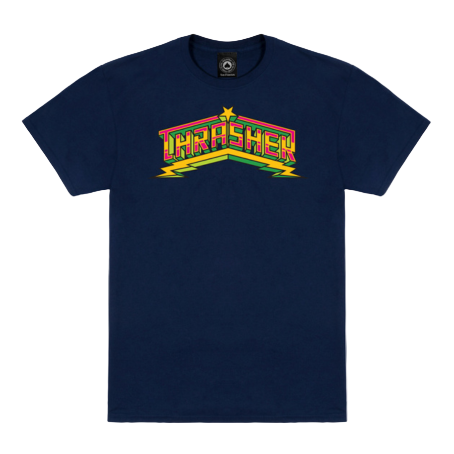 Polo Thrasher Luchadora Navy con logo multicolor estilo lucha libre sobre base azul marino.