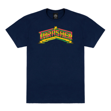 Polo Thrasher Luchadora Navy con logo multicolor estilo lucha libre sobre base azul marino.