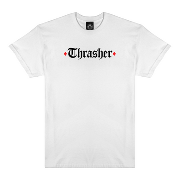 Polo Thrasher x Spitfire The End Oath White con logo Thrasher frontal y gráfico circular en rojo y negro en la espalda sobre base blanca.
